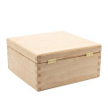 Buková krabička s vekom cinkovaný spoj a 4 priehradkami 17x17x8,5 cm Buková krabička s vekom cinkovaný spoj a 4 priehradkami 17x17x8,5 cm